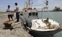 网友爆料渔船事件视频,生死瞬间，勇敢渔民勇救同伴