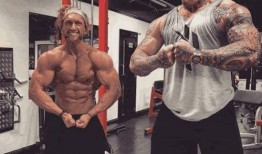 网红肌肉男吃瓜,趣味横生瞬间引爆网络